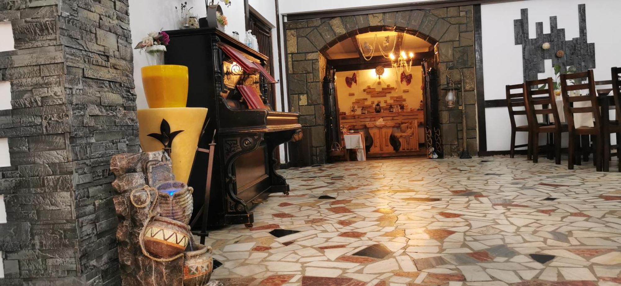 Hanul Izvorul Rece Sinaia Exteriör bild